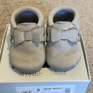 Freshly Picked Bow Moccasins - Light Gray